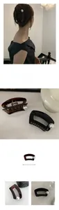 Détail de la pince à cheveux perle de 10 cm en noir et écaille au design évidé