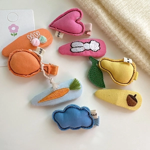 Dettaglio di fermagli per capelli in tessuto coreano con ricami cartoon e clip a becco