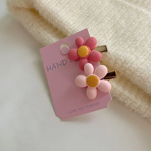 Lot de deux barrettes à cheveux fleurs en rose vif et rose tendre avec centres jaunes