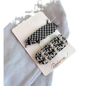 Klassisches Set aus schwarz-weißen Tweed-Haarspangen mit geometrischem Muster für Kinder
