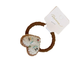 Élastique à cheveux marron fait main avec charm biscuit en feutre et perles