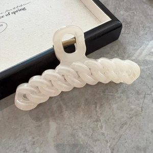 Grande pince à cheveux élégante en acrylique crème avec motif de chaîne torsadée