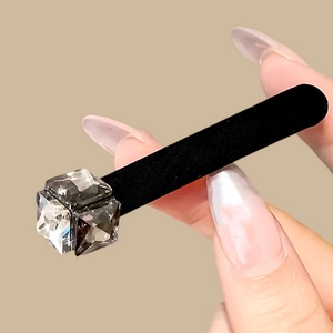 Elastico per capelli con cristallo geometrico a cubo e fascia nera in tessuto premium