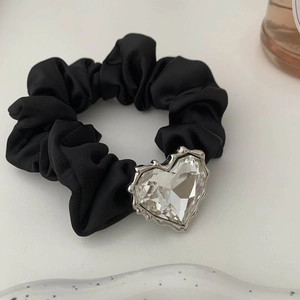 Elastico per capelli nero con grande cristallo a cuore e bordo in metallo argentato