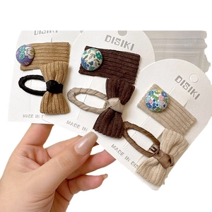Lot de barrettes à fleurs en velours côtelé et chouchous aux couleurs thé au lait