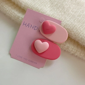 Lot de barrettes à cheveux cœurs roses sur carte avec une finition mate douce