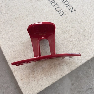 Détail de la pince à cheveux en acétate rouge foncé avec gravure dorée France Handmade