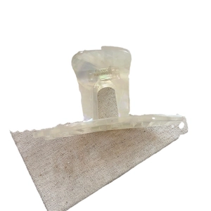 Pince à cheveux en acétate blanc avec texte doré France Handmade sur lin naturel