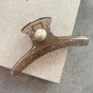 Vintage amber acrylic hair claw clip with ice texture and large pearl decoration