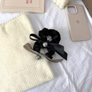 Elegantes Satin-Haargummi-Set in Schwarz und Grau mit Schleife und schicker Metallperle