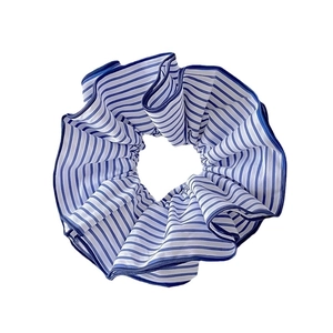 Chouchou en tissu à rayures bleues et blanches avec texture élégante à volants