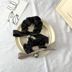 Elegantes Satin Haargummi Set mit langen Schleifen und Perlenanhängern in Schwarz und Grau