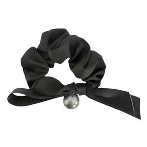 Eleganter schwarzer Chiffon-Haargummi mit Schleifenband und Silberglitzer-Anhänger