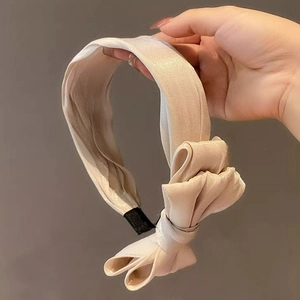 Serre-tête large en satin beige élégant avec nœud latéral pour une coiffure chic femme