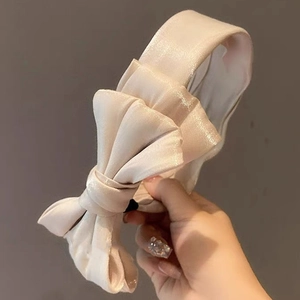 Serre-tête large élégant en satin avec nœud latéral en tissu de soie champagne