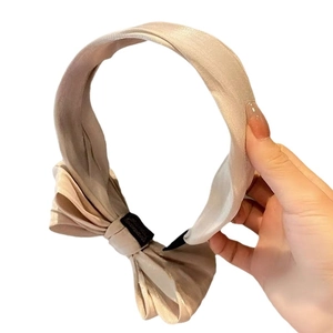 Serre-tête élégant en satin doré champagne avec un large nœud pour un look chic de 2025