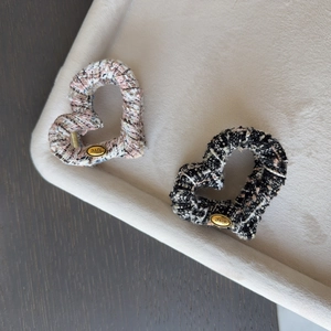Élégante Pince à Cheveux en Forme de Cœur en Tissu Tweed avec Étiquette en Métal Love Rétro pour Femme Accessoires Quotidiens