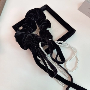Chouchou élégant en velours noir avec chaîne de perles et rubans longs pour cheveux