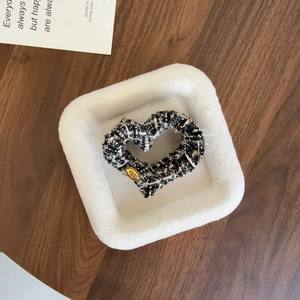 Pince à cheveux cœur en tweed élégante avec médaille dorée love sur plateau en peluche