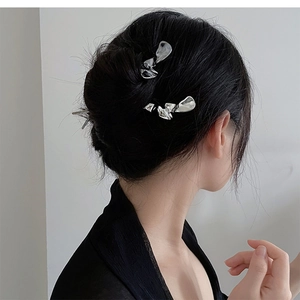 Pince à cheveux minimaliste en métal liquide argenté pour femme avec un design irrégulier