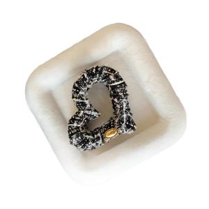 Pince à cheveux cœur élégante en tweed noir et blanc avec plaque dorée LOVE