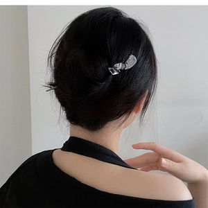 Pic à cheveux minimaliste en métal liquide argenté avec design ondulé pour chignon