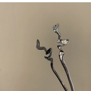 Pic à cheveux en métal liquide au design torsadé irrégulier avec finition argent poli