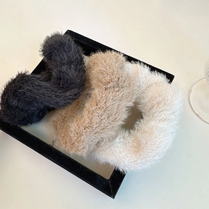 Lot de trois chouchous en peluche noire, camel et beige pour une coiffure d'hiver douce
