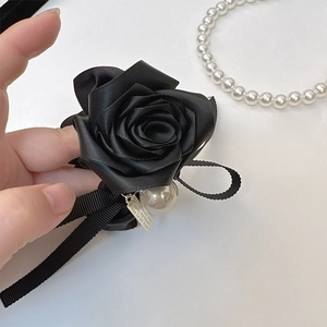 Elegante elastico per capelli in raso nero con rosa e ciondolo di perla bianca