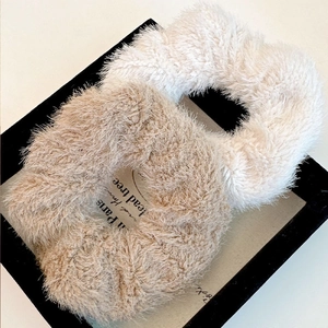 Lot de deux chouchous en fausse fourrure pelucheuse en beige et blanc cassé