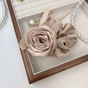 Elastico per capelli con rosa in raso champagne e pendente di perla in scatola regalo