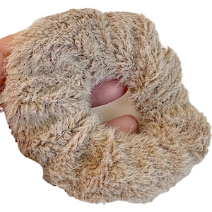 Chouchou en peluche beige moelleux à texture fausse fourrure pour queue de cheval