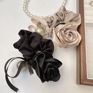 Elegante elastico per capelli con rosa in raso 3D, perla grande e dettaglio a fiocco