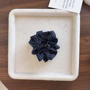 Chouchou bleu marine à pois blancs avec dentelle élégante et design plissé