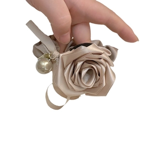 Elegante elastico per capelli in raso rosa champagne con ciondolo di perla