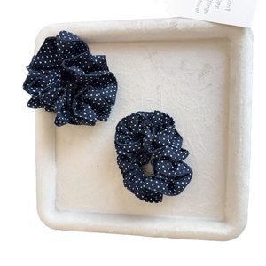 Lot de chouchous bleu marine à pois avec bordure en dentelle et nœud à fleurs sur plateau