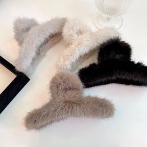 Gros plan de pinces à cheveux en peluche douce en quatre couleurs d'automne-hiver