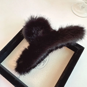 Pince à cheveux en fausse fourrure noire pour femme, idéale pour les coiffures d'automne hiver