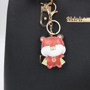 Porte-clés tigre mignon en cuir rouge pour sacs avec fermoir en métal doré et détails cousus