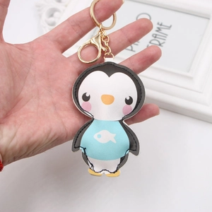 Porte-clés pingouin mignon en cuir PU avec mousqueton doré et motif de poisson
