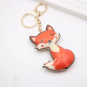 Porte-clés renard orange mignon en cuir PU avec fermoir en métal doré sur fond blanc pur