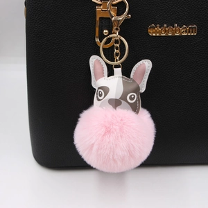 Portachiavi con pompon rosa in finta pelliccia e ciondolo con bulldog francese carino