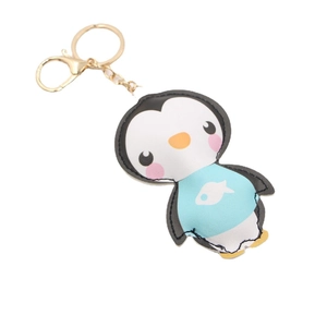 Porte-clés pingouin mignon en cuir PU avec fermoir mousqueton doré sur fond blanc
