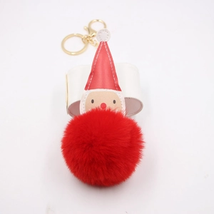 Vue détaillée du porte-clés Père Noël en peluche avec fermoir doré et pompon rouge duveteux