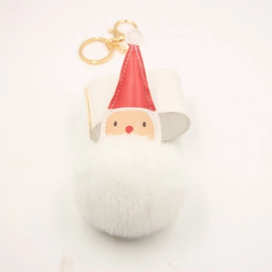 Détail du porte-clés Père Noël en fourrure synthétique avec anneau doré et bonnet rouge