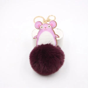Portachiavi con pompon a forma di topo viola con toppa in pelle e gancio dorato su base