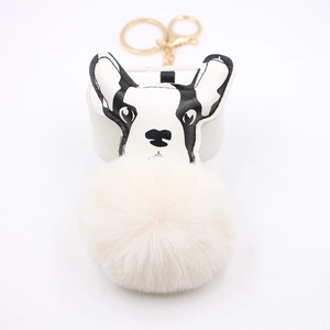 Détail du charm chien dalmatien en cuir avec pompon en peluche douce et anneau doré