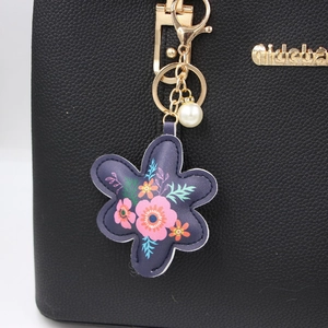 Ciondolo per borsa in pelle PU viola con stampa floreale, perla e gancio in metallo dorato