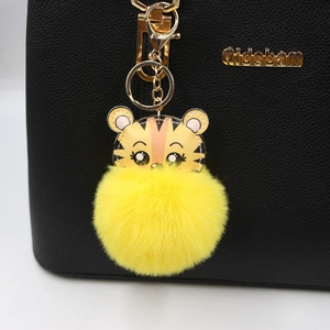 Porte-clés tigre exquis en cuir jaune avec pompon doux pour sacs à main et sacs à dos
