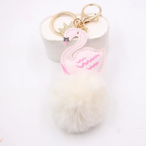 Porte-clés cygne en cuir rose avec pompon en fausse fourrure blanche et couronne dorée